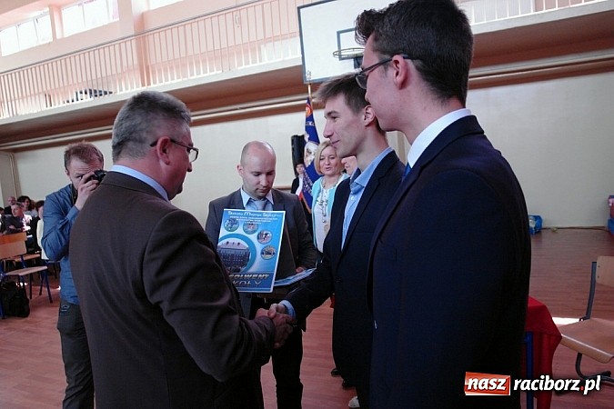 Zdjęcie w galerii na portalu naszraciborz.pl: Wielcy mistrzowie odebrali świadectwa ukończenia ZSOMS. Teraz matura wiadomości z regionu