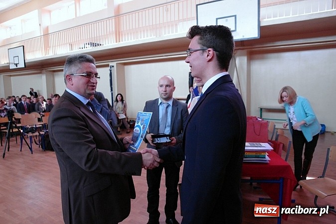 Zdjęcie w galerii na portalu naszraciborz.pl: Wielcy mistrzowie odebrali świadectwa ukończenia ZSOMS. Teraz matura wiadomości z regionu