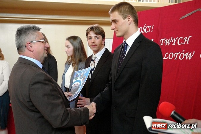 Zdjęcie w galerii na portalu naszraciborz.pl: Wielcy mistrzowie odebrali świadectwa ukończenia ZSOMS. Teraz matura wiadomości z regionu