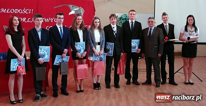 Zdjęcie w galerii na portalu naszraciborz.pl: Wielcy mistrzowie odebrali świadectwa ukończenia ZSOMS. Teraz matura wiadomości z regionu