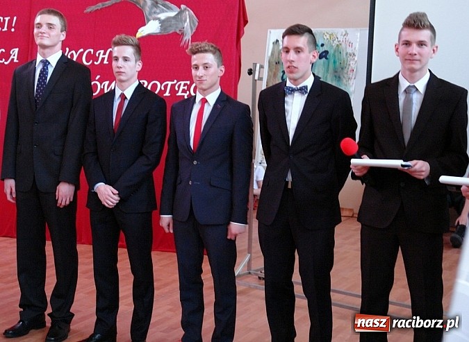 Zdjęcie w galerii na portalu naszraciborz.pl: Wielcy mistrzowie odebrali świadectwa ukończenia ZSOMS. Teraz matura wiadomości z regionu