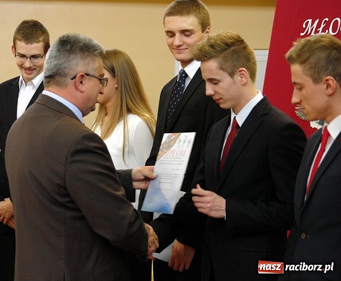 Zdjęcie w galerii na portalu naszraciborz.pl: Wielcy mistrzowie odebrali świadectwa ukończenia ZSOMS. Teraz matura wiadomości z regionu