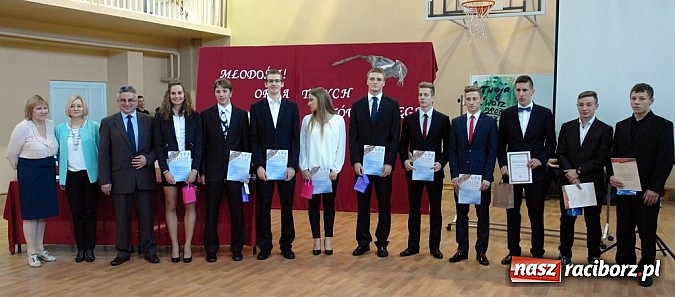 Zdjęcie w galerii na portalu naszraciborz.pl: Wielcy mistrzowie odebrali świadectwa ukończenia ZSOMS. Teraz matura wiadomości z regionu