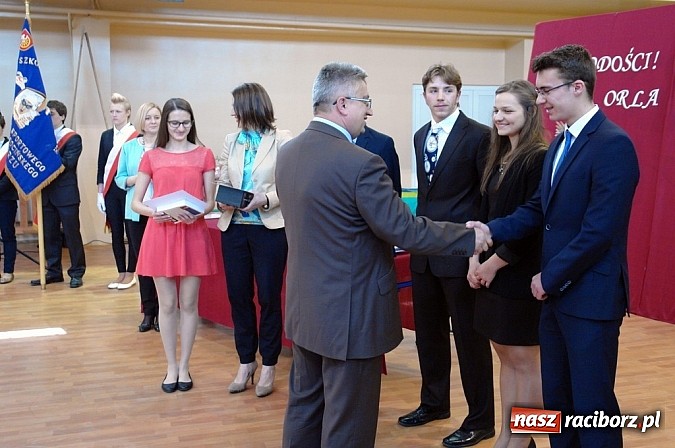 Zdjęcie w galerii na portalu naszraciborz.pl: Wielcy mistrzowie odebrali świadectwa ukończenia ZSOMS. Teraz matura wiadomości z regionu