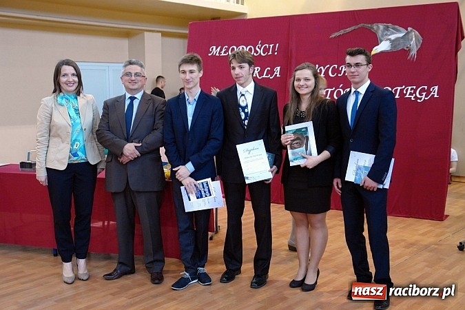 Zdjęcie w galerii na portalu naszraciborz.pl: Wielcy mistrzowie odebrali świadectwa ukończenia ZSOMS. Teraz matura wiadomości z regionu