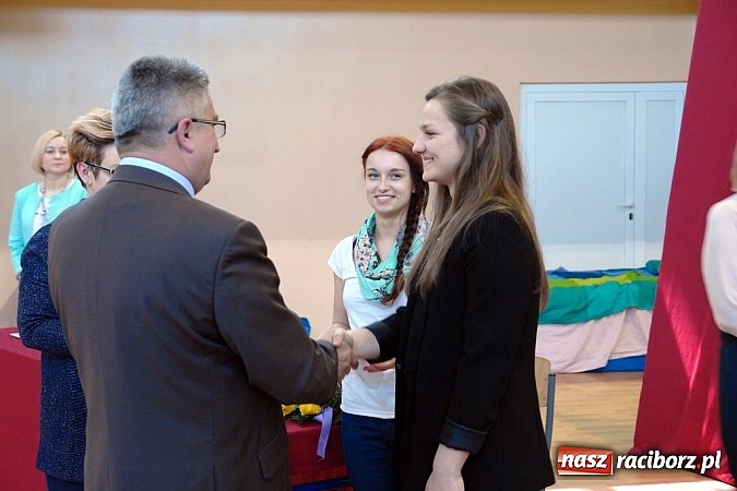 Zdjęcie w galerii na portalu naszraciborz.pl: Wielcy mistrzowie odebrali świadectwa ukończenia ZSOMS. Teraz matura wiadomości z regionu