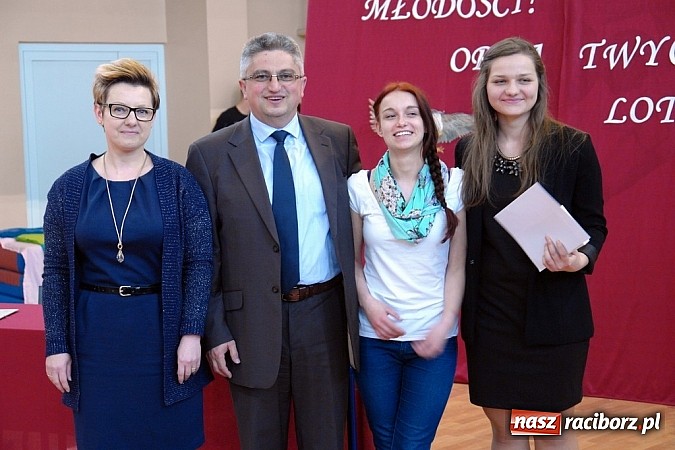 Zdjęcie w galerii na portalu naszraciborz.pl: Wielcy mistrzowie odebrali świadectwa ukończenia ZSOMS. Teraz matura wiadomości z regionu