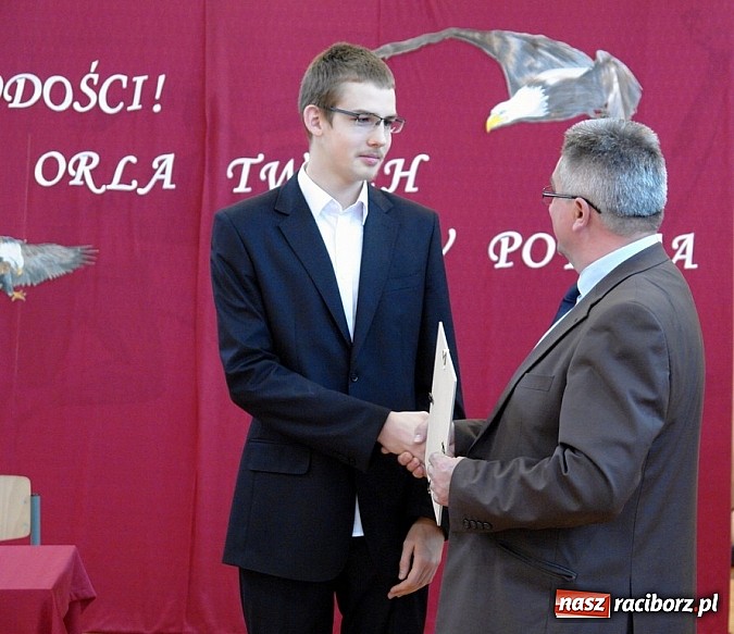 Zdjęcie w galerii na portalu naszraciborz.pl: Wielcy mistrzowie odebrali świadectwa ukończenia ZSOMS. Teraz matura wiadomości z regionu