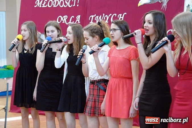 Zdjęcie w galerii na portalu naszraciborz.pl: Wielcy mistrzowie odebrali świadectwa ukończenia ZSOMS. Teraz matura wiadomości z regionu