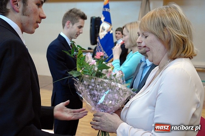 Zdjęcie w galerii na portalu naszraciborz.pl: Wielcy mistrzowie odebrali świadectwa ukończenia ZSOMS. Teraz matura wiadomości z regionu
