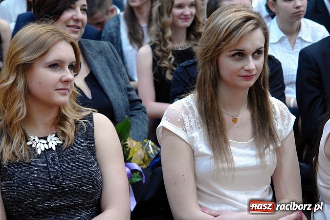 Zdjęcie w galerii na portalu naszraciborz.pl: Wielcy mistrzowie odebrali świadectwa ukończenia ZSOMS. Teraz matura wiadomości z regionu