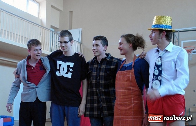 Zdjęcie w galerii na portalu naszraciborz.pl: Wielcy mistrzowie odebrali świadectwa ukończenia ZSOMS. Teraz matura wiadomości z regionu