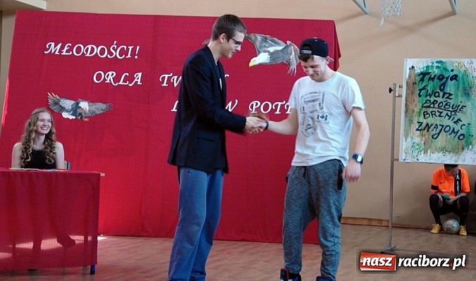 Zdjęcie w galerii na portalu naszraciborz.pl: Wielcy mistrzowie odebrali świadectwa ukończenia ZSOMS. Teraz matura wiadomości z regionu