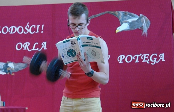 Zdjęcie w galerii na portalu naszraciborz.pl: Wielcy mistrzowie odebrali świadectwa ukończenia ZSOMS. Teraz matura wiadomości z regionu