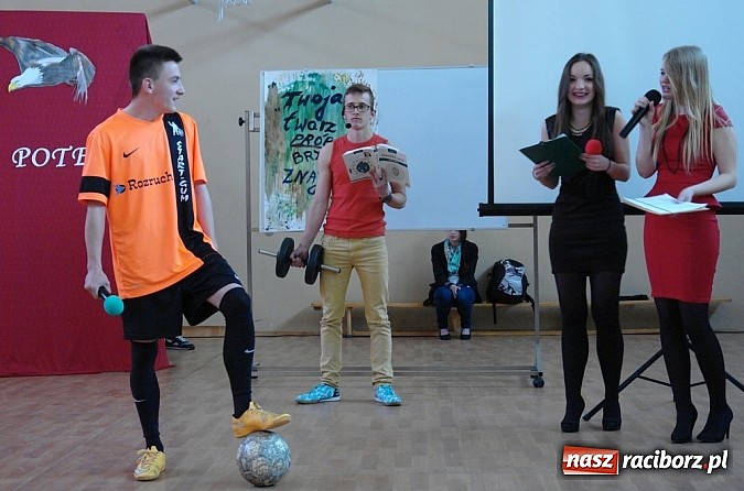 Zdjęcie w galerii na portalu naszraciborz.pl: Wielcy mistrzowie odebrali świadectwa ukończenia ZSOMS. Teraz matura wiadomości z regionu