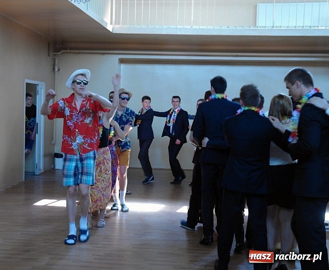 Zdjęcie w galerii na portalu naszraciborz.pl: Wielcy mistrzowie odebrali świadectwa ukończenia ZSOMS. Teraz matura wiadomości z regionu