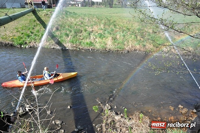 Zdjęcie w galerii na portalu naszraciborz.pl: Rekordowe VI Wielkie Sprzątanie Rzeki Rudy z Podróżnikiem Roku National Geographic wiadomości z regionu