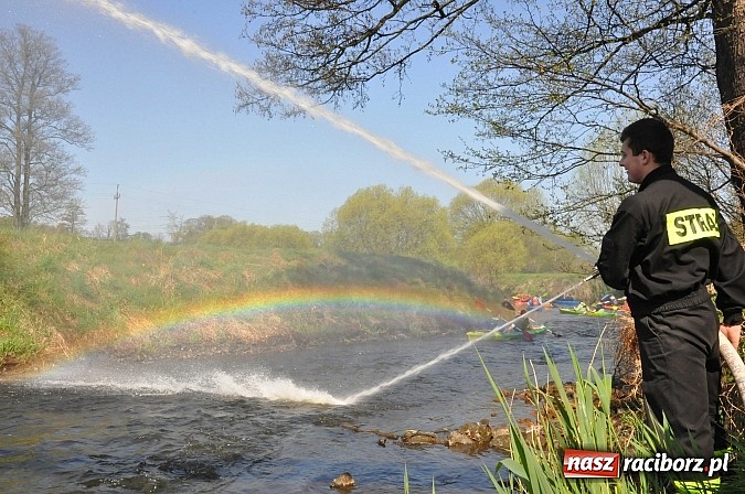 Zdjęcie w galerii na portalu naszraciborz.pl: Rekordowe VI Wielkie Sprzątanie Rzeki Rudy z Podróżnikiem Roku National Geographic wiadomości z regionu