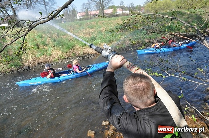 Zdjęcie w galerii na portalu naszraciborz.pl: Rekordowe VI Wielkie Sprzątanie Rzeki Rudy z Podróżnikiem Roku National Geographic wiadomości z regionu
