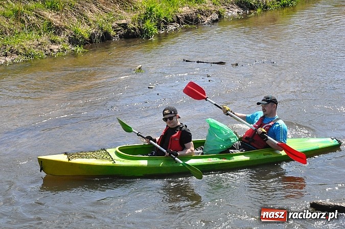 Zdjęcie w galerii na portalu naszraciborz.pl: Rekordowe VI Wielkie Sprzątanie Rzeki Rudy z Podróżnikiem Roku National Geographic wiadomości z regionu