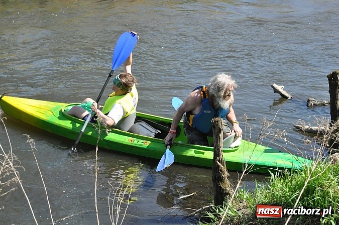 Zdjęcie w galerii na portalu naszraciborz.pl: Rekordowe VI Wielkie Sprzątanie Rzeki Rudy z Podróżnikiem Roku National Geographic wiadomości z regionu