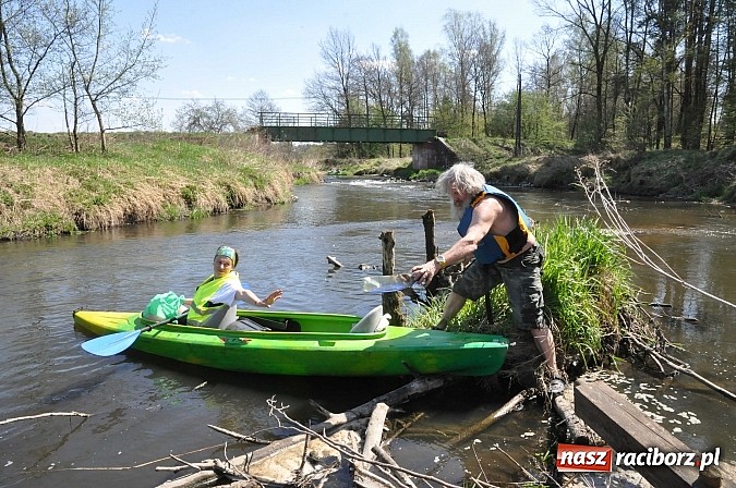 Zdjęcie w galerii na portalu naszraciborz.pl: Rekordowe VI Wielkie Sprzątanie Rzeki Rudy z Podróżnikiem Roku National Geographic wiadomości z regionu