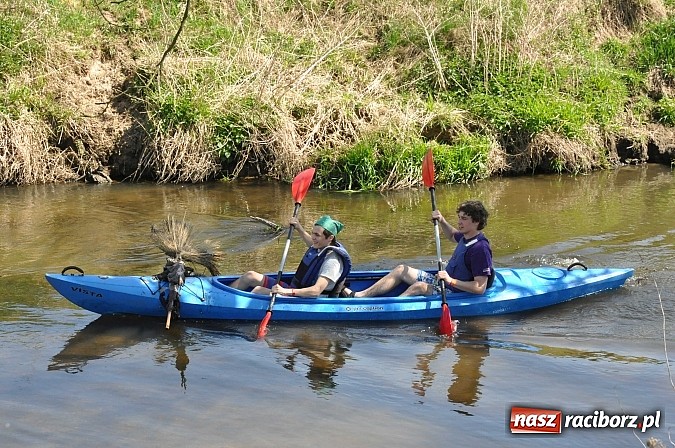 Zdjęcie w galerii na portalu naszraciborz.pl: Rekordowe VI Wielkie Sprzątanie Rzeki Rudy z Podróżnikiem Roku National Geographic wiadomości z regionu