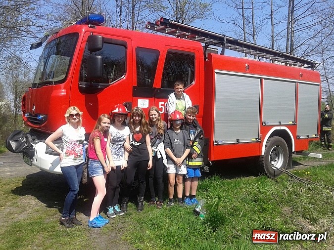 Zdjęcie w galerii na portalu naszraciborz.pl: Uczniowie podczas wycieczki dostrzegli pożar przy Łężczoku  wiadomości z regionu