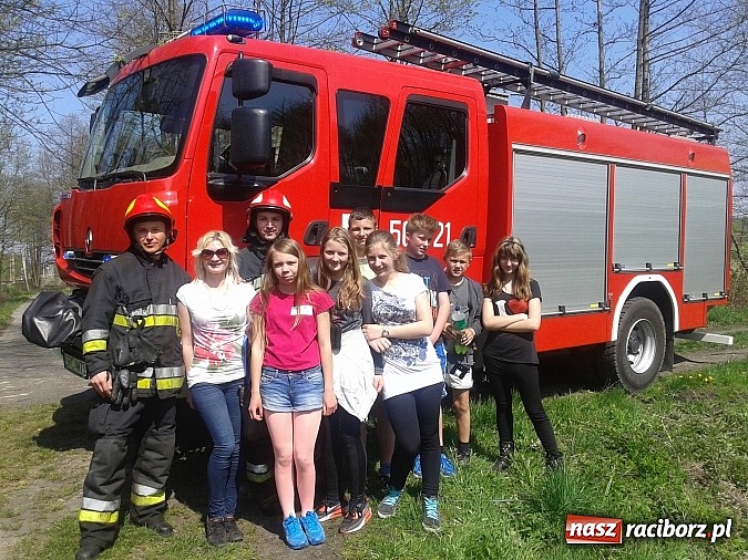 Zdjęcie w galerii na portalu naszraciborz.pl: Uczniowie podczas wycieczki dostrzegli pożar przy Łężczoku  wiadomości z regionu