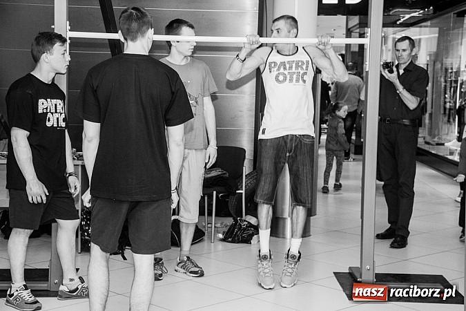 Zdjęcie w galerii na portalu naszraciborz.pl: Pokazy grupy Street Workout Racibórz w Galerii Młyńskiej wiadomości z regionu