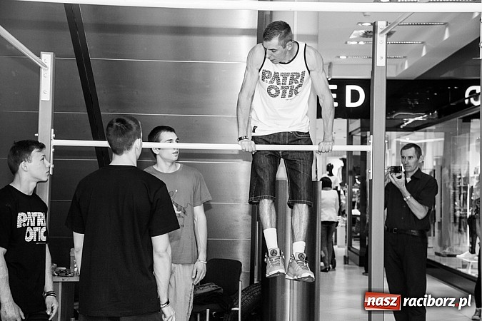 Zdjęcie w galerii na portalu naszraciborz.pl: Pokazy grupy Street Workout Racibórz w Galerii Młyńskiej wiadomości z regionu