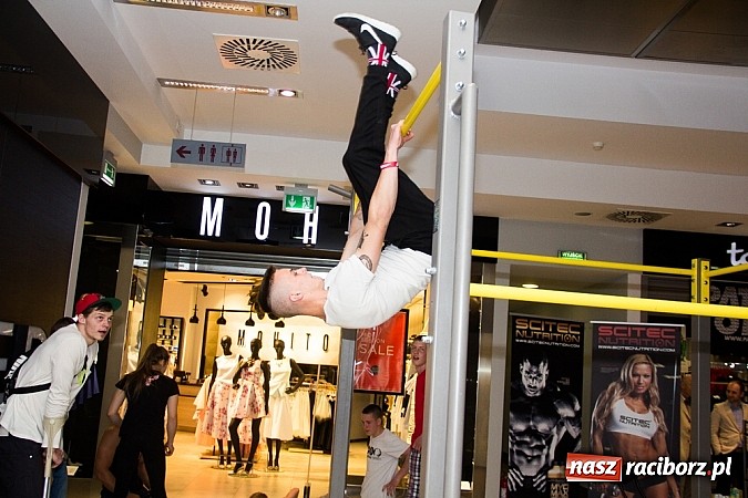 Zdjęcie w galerii na portalu naszraciborz.pl: Pokazy grupy Street Workout Racibórz w Galerii Młyńskiej wiadomości z regionu