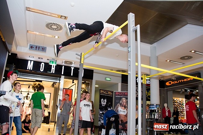 Zdjęcie w galerii na portalu naszraciborz.pl: Pokazy grupy Street Workout Racibórz w Galerii Młyńskiej wiadomości z regionu
