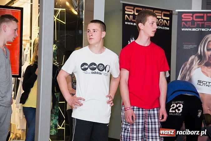 Zdjęcie w galerii na portalu naszraciborz.pl: Pokazy grupy Street Workout Racibórz w Galerii Młyńskiej wiadomości z regionu