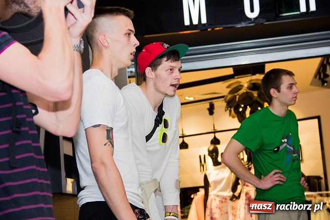 Zdjęcie w galerii na portalu naszraciborz.pl: Pokazy grupy Street Workout Racibórz w Galerii Młyńskiej wiadomości z regionu