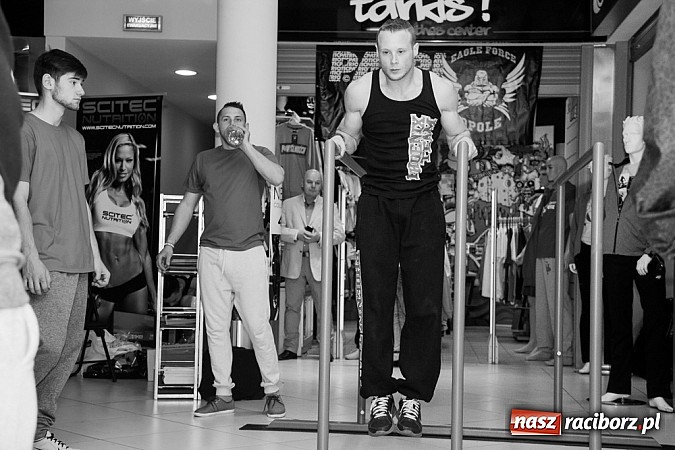 Zdjęcie w galerii na portalu naszraciborz.pl: Pokazy grupy Street Workout Racibórz w Galerii Młyńskiej wiadomości z regionu