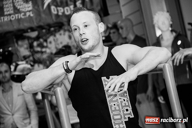 Zdjęcie w galerii na portalu naszraciborz.pl: Pokazy grupy Street Workout Racibórz w Galerii Młyńskiej wiadomości z regionu
