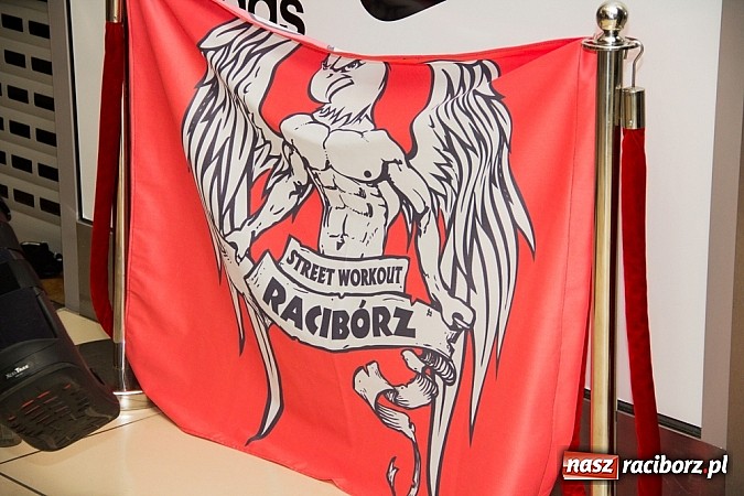 Zdjęcie w galerii na portalu naszraciborz.pl: Pokazy grupy Street Workout Racibórz w Galerii Młyńskiej wiadomości z regionu