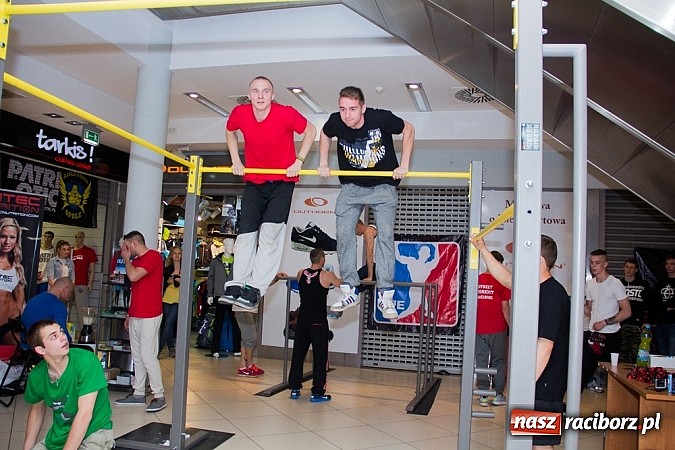 Zdjęcie w galerii na portalu naszraciborz.pl: Pokazy grupy Street Workout Racibórz w Galerii Młyńskiej wiadomości z regionu