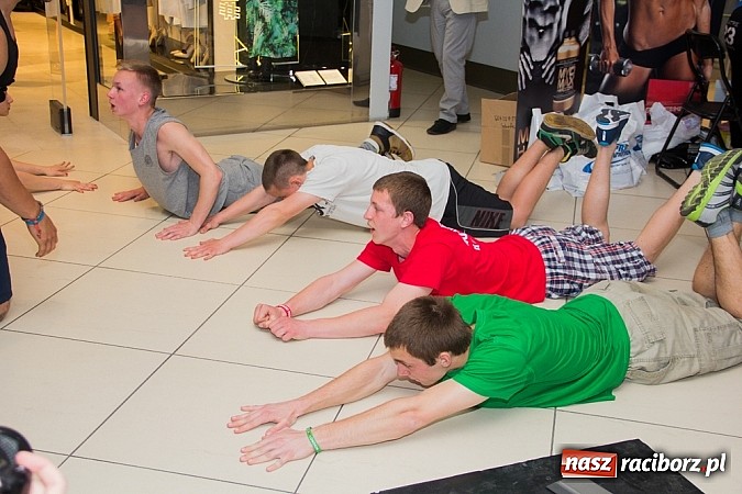 Zdjęcie w galerii na portalu naszraciborz.pl: Pokazy grupy Street Workout Racibórz w Galerii Młyńskiej wiadomości z regionu