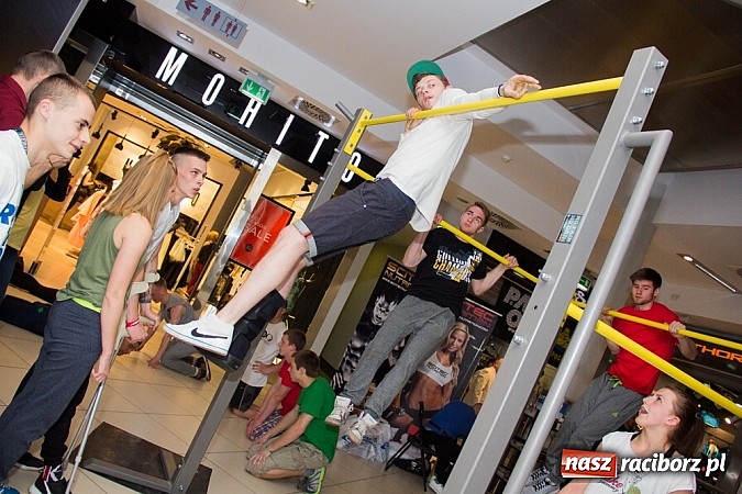 Zdjęcie w galerii na portalu naszraciborz.pl: Pokazy grupy Street Workout Racibórz w Galerii Młyńskiej wiadomości z regionu