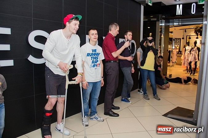 Zdjęcie w galerii na portalu naszraciborz.pl: Pokazy grupy Street Workout Racibórz w Galerii Młyńskiej wiadomości z regionu