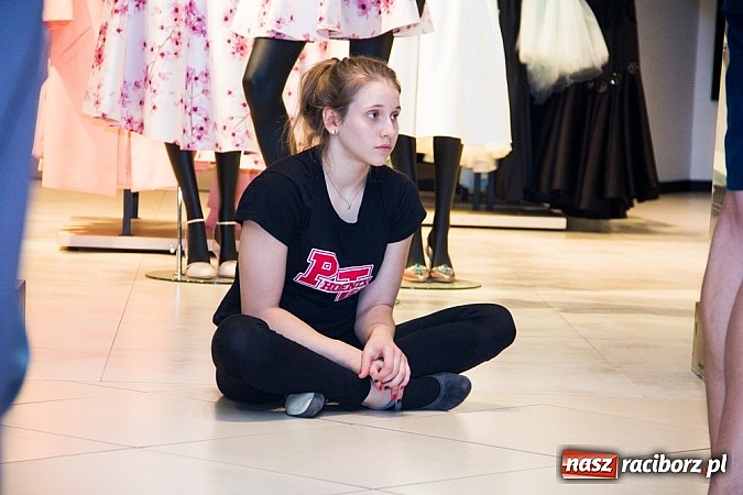 Zdjęcie w galerii na portalu naszraciborz.pl: Pokazy grupy Street Workout Racibórz w Galerii Młyńskiej wiadomości z regionu