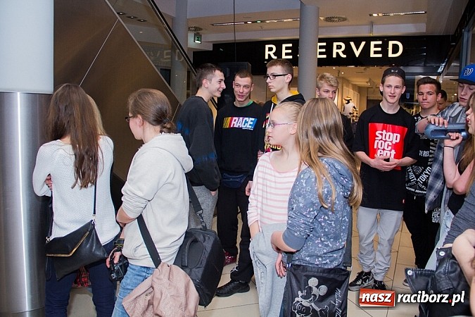 Zdjęcie w galerii na portalu naszraciborz.pl: Pokazy grupy Street Workout Racibórz w Galerii Młyńskiej wiadomości z regionu