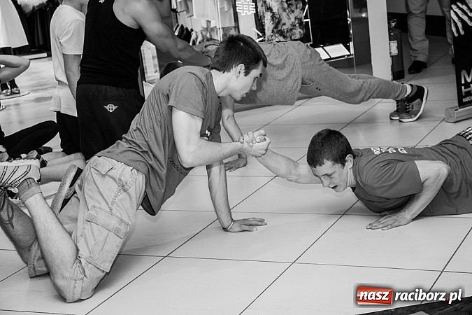 Zdjęcie w galerii na portalu naszraciborz.pl: Pokazy grupy Street Workout Racibórz w Galerii Młyńskiej wiadomości z regionu