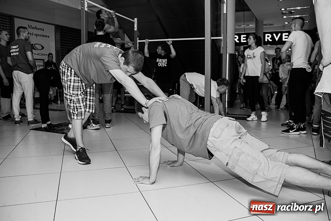 Zdjęcie w galerii na portalu naszraciborz.pl: Pokazy grupy Street Workout Racibórz w Galerii Młyńskiej wiadomości z regionu