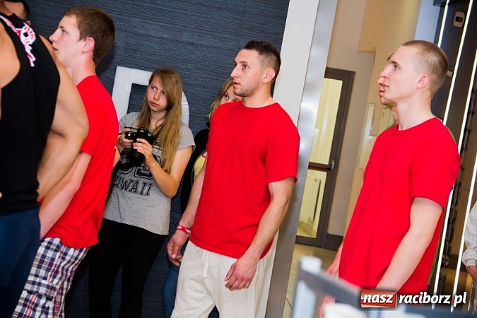 Zdjęcie w galerii na portalu naszraciborz.pl: Pokazy grupy Street Workout Racibórz w Galerii Młyńskiej wiadomości z regionu