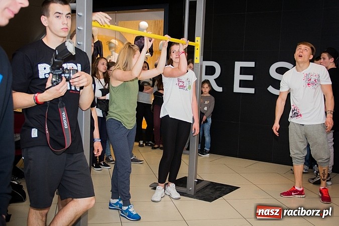 Zdjęcie w galerii na portalu naszraciborz.pl: Pokazy grupy Street Workout Racibórz w Galerii Młyńskiej wiadomości z regionu