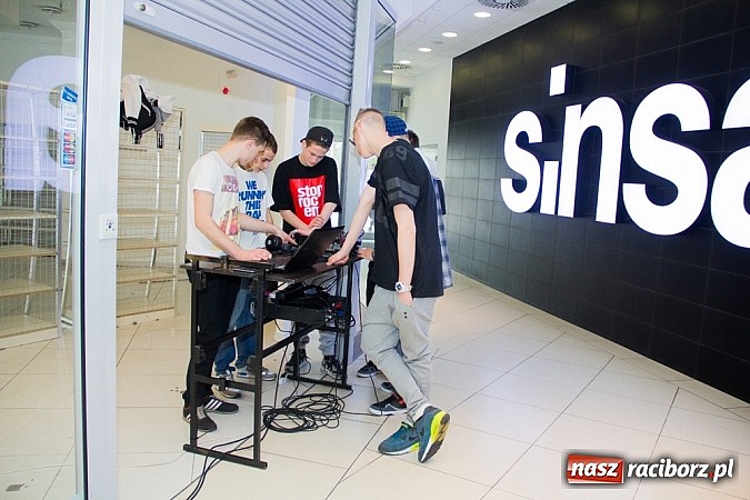 Zdjęcie w galerii na portalu naszraciborz.pl: Pokazy grupy Street Workout Racibórz w Galerii Młyńskiej wiadomości z regionu