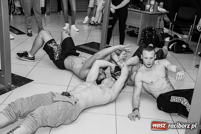 Zdjęcie w galerii na portalu naszraciborz.pl: Pokazy grupy Street Workout Racibórz w Galerii Młyńskiej wiadomości z regionu